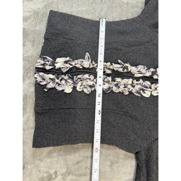 St. John Gray Wool Blend Zip Jacket with Raw Edge Rosette Trim Size 6 - Picture 9 of 12